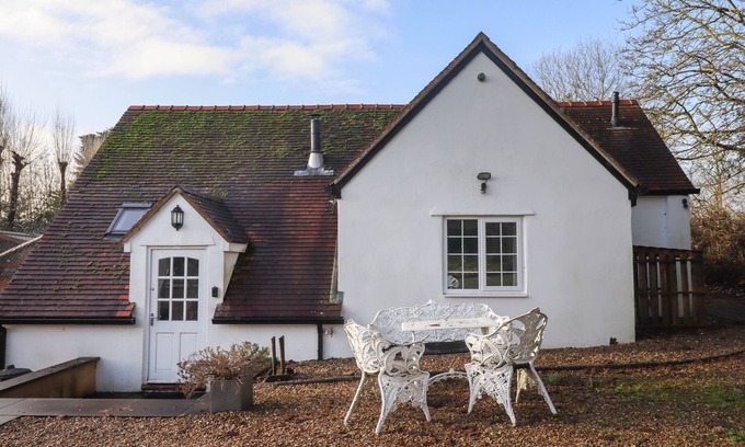 Milton-under-Wychwood House | THE LITTLE WHITE COTTAGE, family friendly in Milton-Under-Wychwood