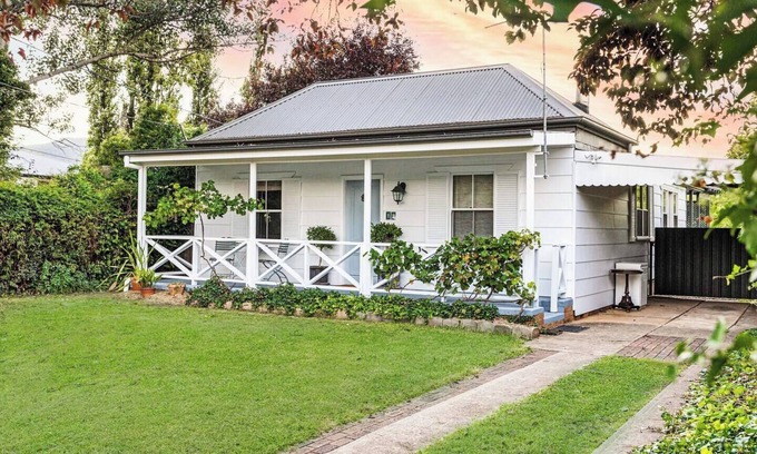 Central Mudgee Cottage | The Little White Cottage Country Elegance Near CBD