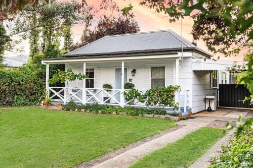 Central Mudgee House | The Little White Cottage - Country Elegance Near CBD
