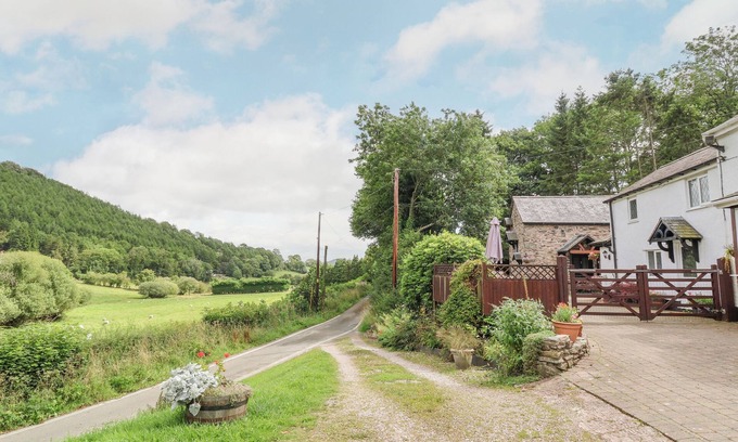 Llanferres Cottage | THE LITTLE WHITE COTTAGE, pet friendly, with a garden in Ruthin