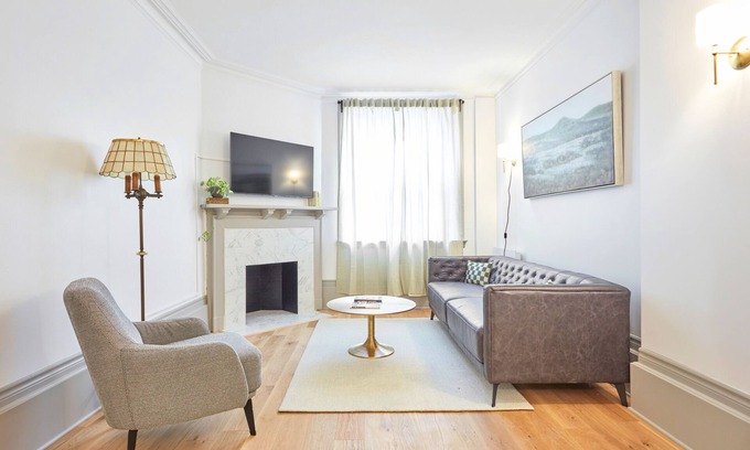 Shaughnessy Village Apartment | The Liverpool – 3-Bedroom, 1.5-Bath Apartment in Downtown Montreal with Parking