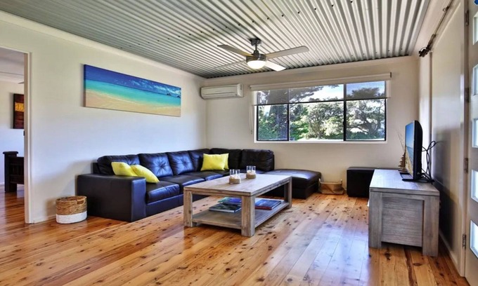Currarong House | The Lobster Pot – 550m to Warrain Beach