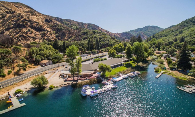 Upper Lake Hotel | The Lodge At Blue Lakes