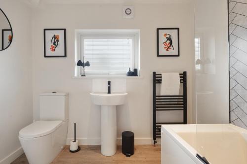 Handsworth House | The Lodge - comfortable, stylish, 3 bedroom home with 3-6 beds near Utilita Arena - free parking