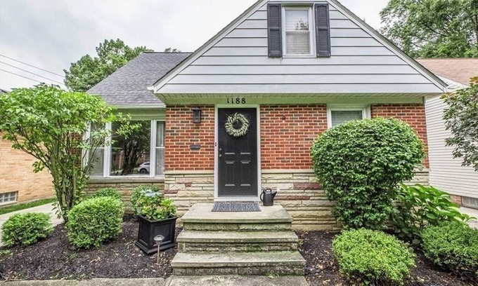 South Euclid House | The Lodge-Cozy 3 BdRm home w/step-in shower close to CCF/UH, universities n more