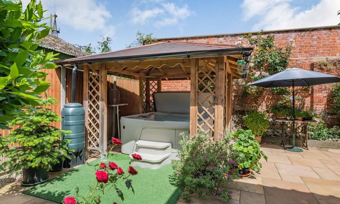 Tunstead Cottage | The Lodge