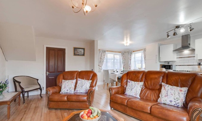 Port Talbot House | The Lodge in the beautiful Margam