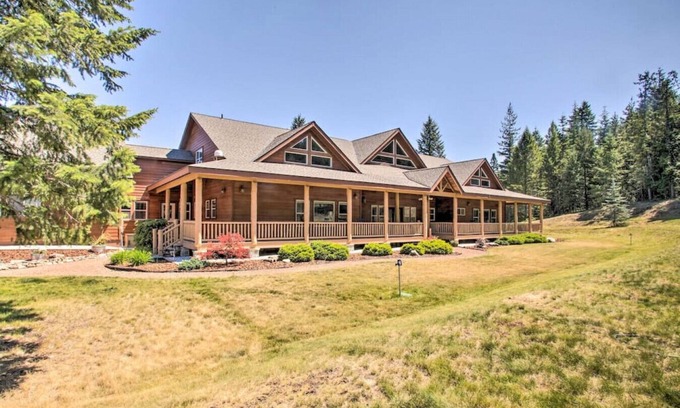 Bonner County House | The Lodge · Secluded Lodge with Mountain Views and Hot Tub