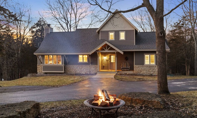 The Galena Territory Villa | The Lodge, 'North Woods' Galena escape w/hot tub & fire pit!