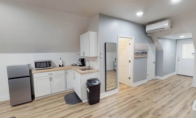 Northside Apartment | The Loft, A Cozy Northshore Studio just minutes from Downtown!