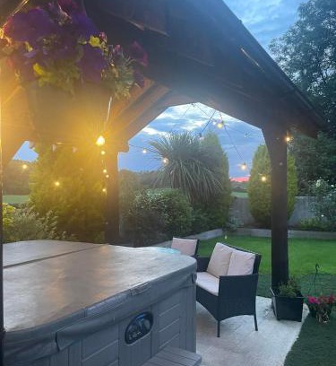 Coleraine Apartment | The Loft at Rock Cottage with hot tub