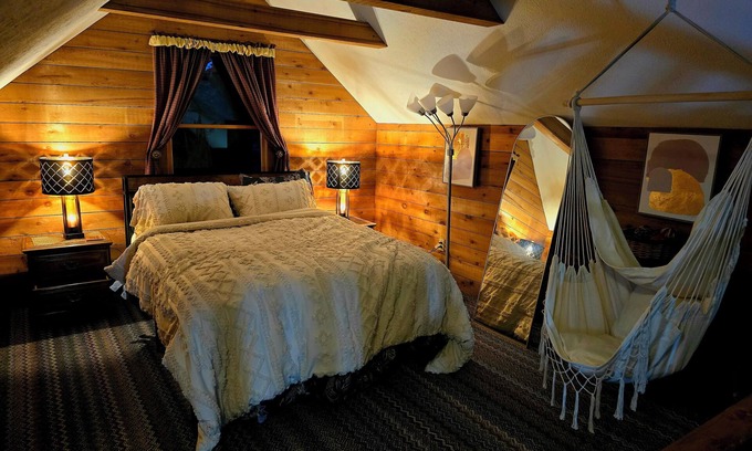Franklin Cabin | The Loft: Cabin Getaway w/Covered Porch & Stunning Mountain Views