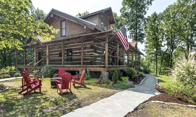 Cottontown House | The Log Palace Private Guest Suite