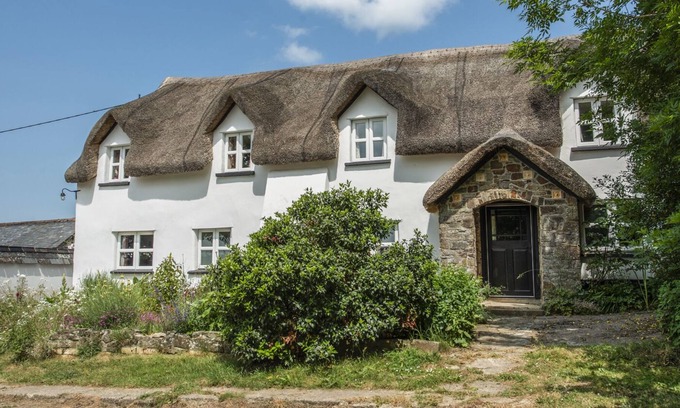Black Torrington Cottage | THE LONG HOUSE, family friendly, with open fire in Sheepwash