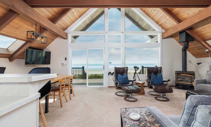 Tierra Del Mar House | The Lookout #108 - Oceanfront, direct beach access, spacious & 3 king beds