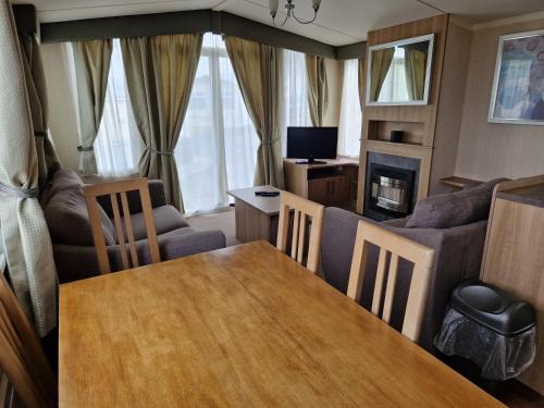 Aberystwyth House | The Lookout 3 Bedroom Family Caravan with Sea View Pet Friendly