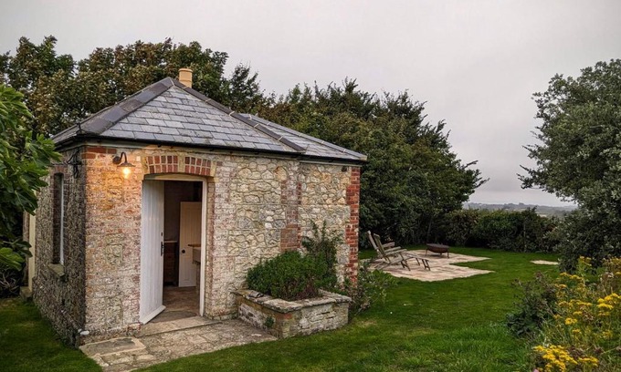 Totland Bay House | The Lookout: Cosy Compact Cottage