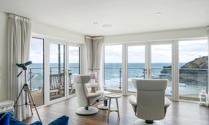 Portreath Apartment | The Lookout is a stylish, contemporary holiday home overlooking the popular Portreath beach on the n