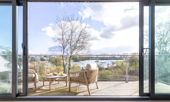 Cirencester Villa | The Lookout - LR11 - Lakeside Spa Holidays