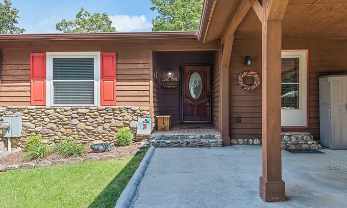 Maggie Valley Cabin | The Lookout/Mountain Views/Charming