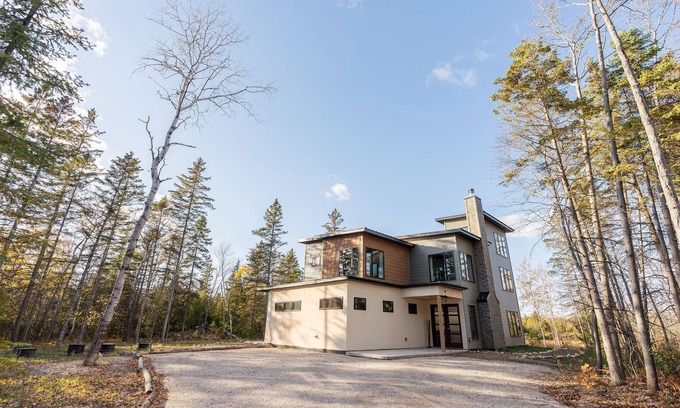 Ellison Bay House | The Lookout, near Sister Bay with Starlink internet
