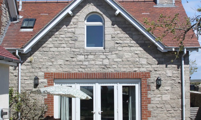 Isle of Purbeck Cottage | The Lookout - panoramic views; log fire; ONE-dog-friendly, NOT 2, local beaches.