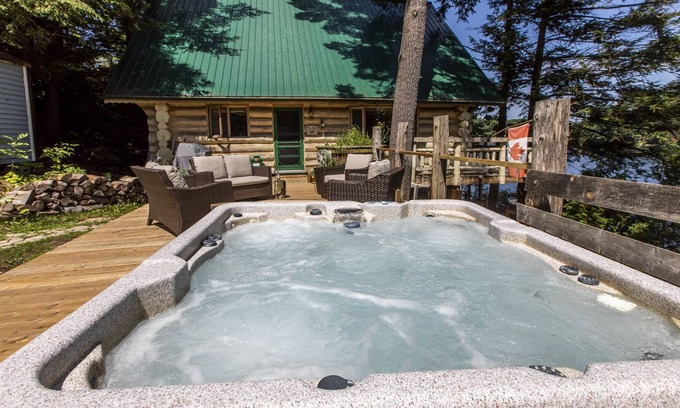 Val-des-Monts Cottage | The Loon "Loonie" Lodge Lake cottage