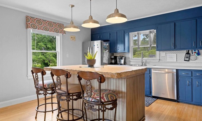 Fayetteville House | The Lost Hideaway for 6
