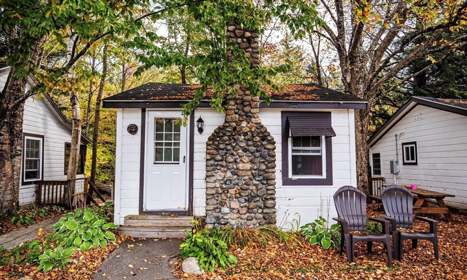 Lincoln Cabin | The Lost River Retreat at the PEMICABINS