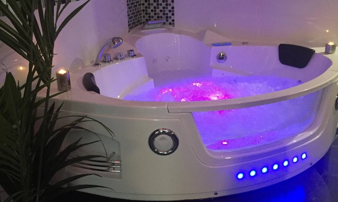 Lyon City Centre Apartment | The Love Spa apartment romantic relaxation with Jacuzzi, Sauna .