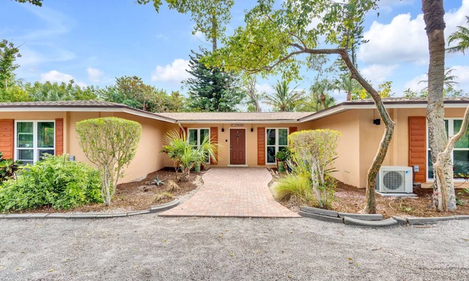 Sanibel Cottage | The Lovebird-sleeps 3! Great value on Sanibel-walk to dining, shops and Historic East End Lighthouse