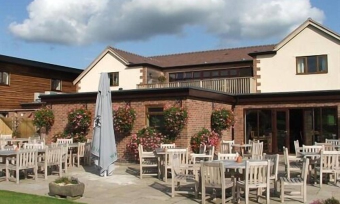 Kingswood Hotel | The Lowfield Inn
