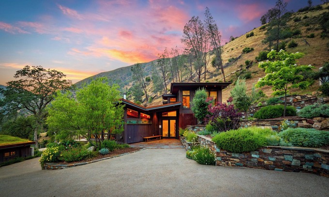 El Portal House | The Luxe Lodge | Yosemite EV Hot Tub Views