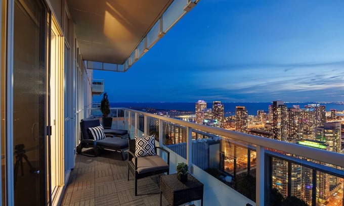 Toronto Entertainment District Apartment | The Madison Front Street