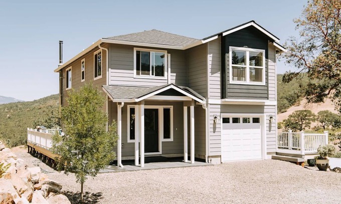 Ashland House | The Madrone House, Country Getaway with Mountain Views and Fresh Air.