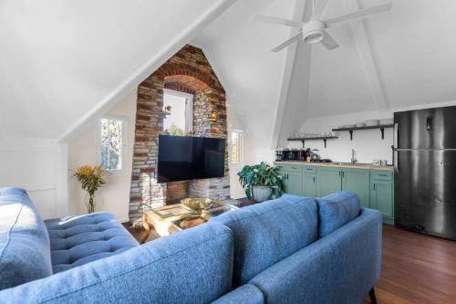 Newhall Apartment | The Magic Castle Unit 1 -Six Flags Universal LAX