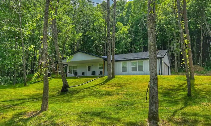 Lancaster House | The Magnolia/ Modern Barndo with hot tub and game room