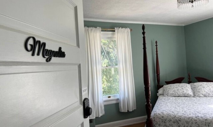 Woodsfield Apartment | The Magnolia Room w/Queen Bed