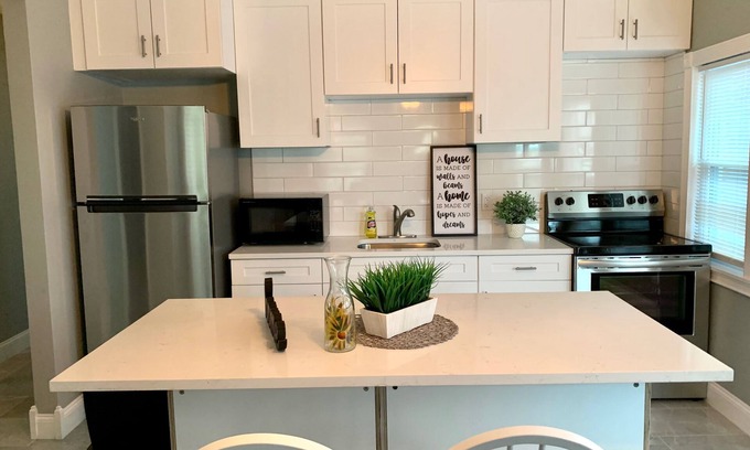 Niagara Falls House | The Maid of the Mist Villa-Yard &Parking