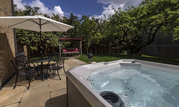 Sawtry Other | The Maid's Cottage · Rural hideaway in a cosy farm cottage with hot tub
