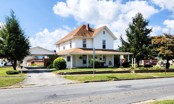 Erwin House | The Main w/ Mountain View