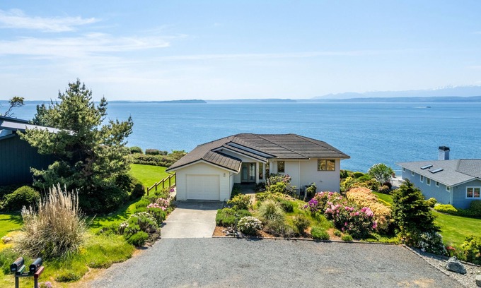 Freeland House | The Majestic Blue View - Panoramic Views
