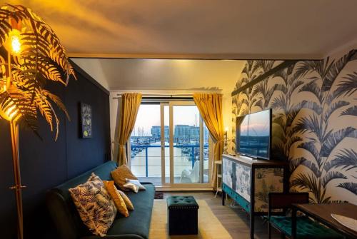Seafront House | The Marina retreat -free parking