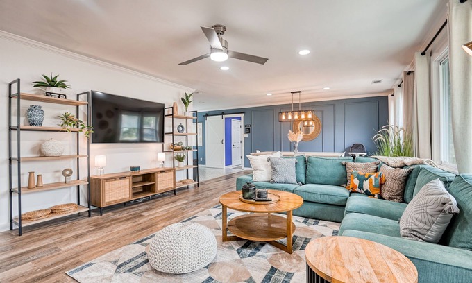 Thunderbolt House | The Mariner's Rest | Near Downtown! | Game Room!