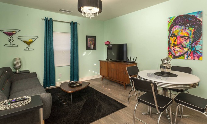 Paso Robles Cottage | THE MARTINI LOUNGE- The Westside Cottages 2 Bed/1 Bath with Jacuzzi