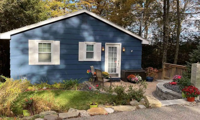Holland Cottage | The Maybrook: Lake & Sauna