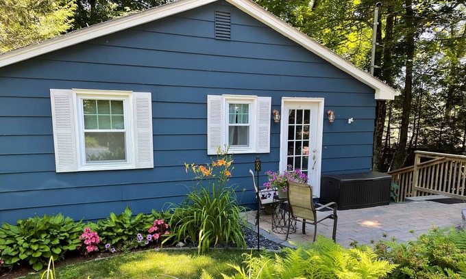 Holland Cottage | The Maybrook: Peaceful Getaway by a Lake