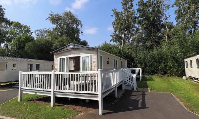 Tattershall Cottage | THE MEADOWS 45, family friendly, with hot tub in Tattershall