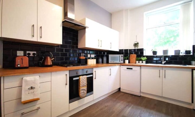 Failsworth House | The Mellor - Holiday Home 10 Minutes to Manchester City Centre With Free Parking