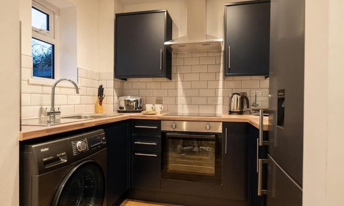 Newport House | The Mews, Amazing Newport 2 BR, Excellent location, Parking, Perfect for Contractors